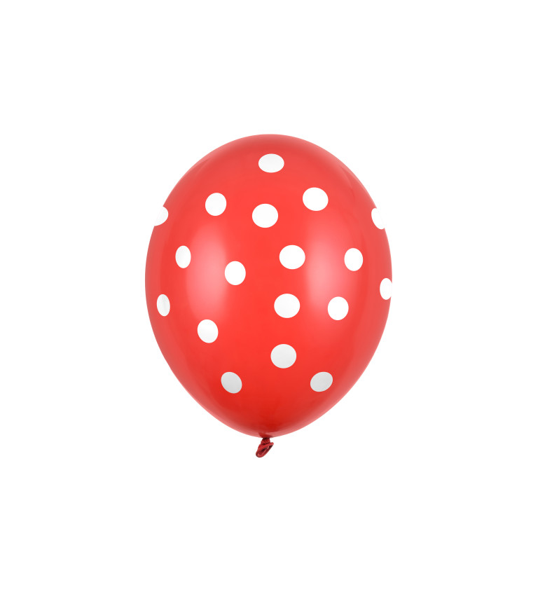 Červené balóny s bielymi bodkami