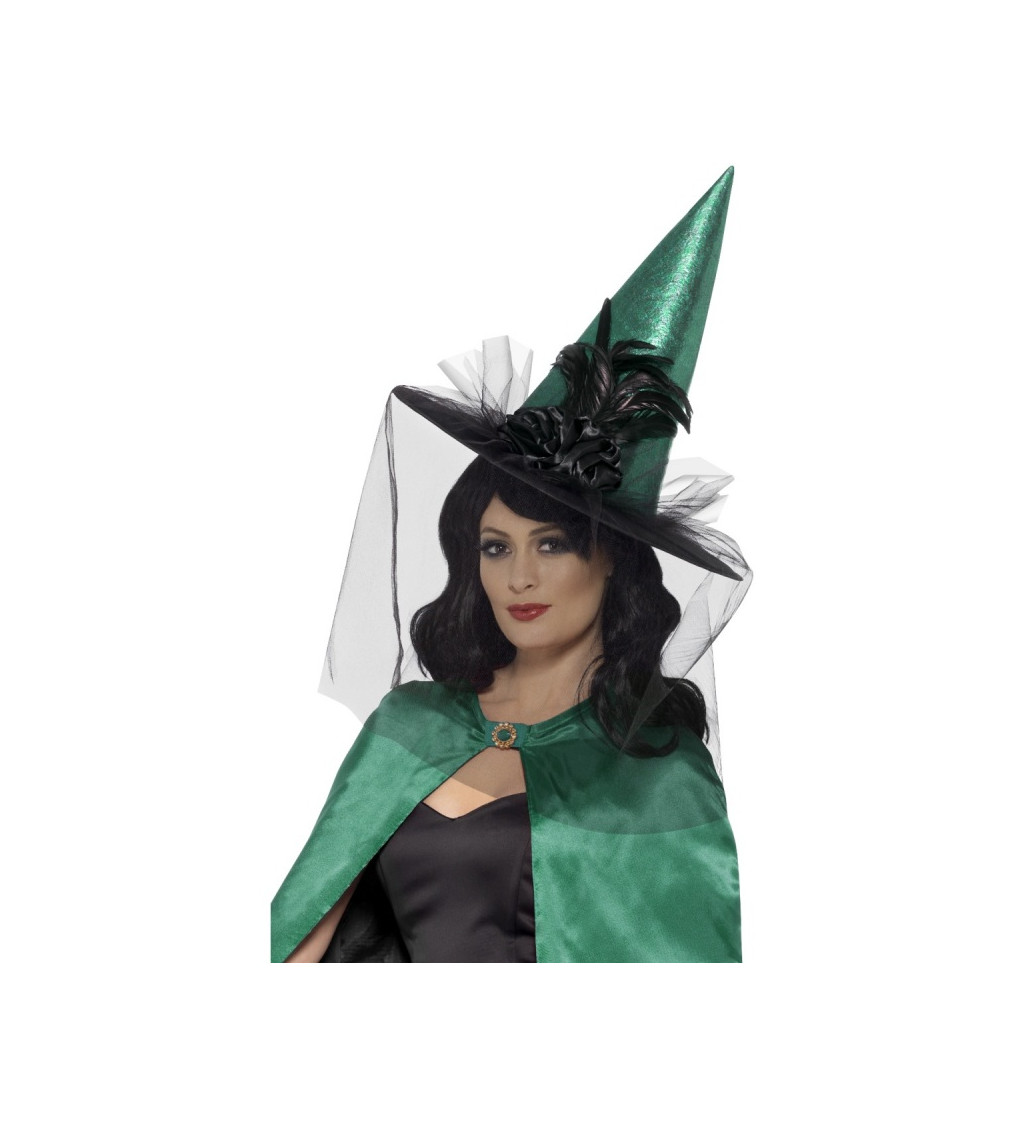 Zeleno-čierny klobúk s perím