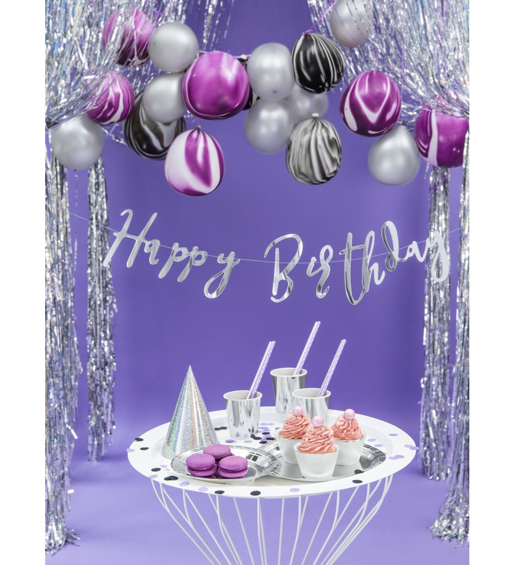 Girlanda s nápisom "Happy Birthday" v striebornej farbe