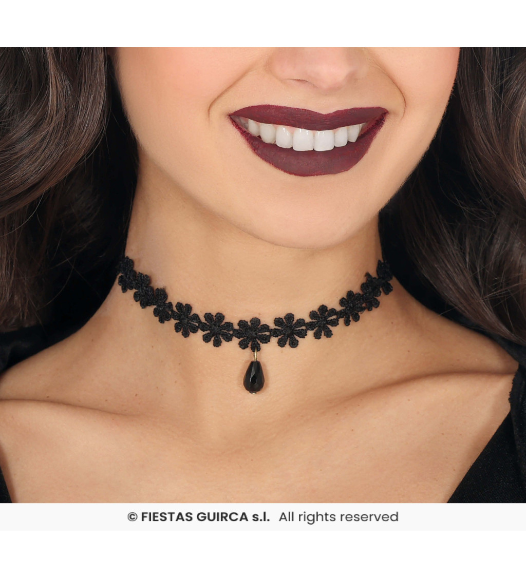 Čierny čipkovaný choker náhrdelník s kvetinami