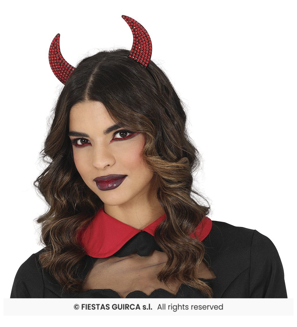 Čelenka s rohmi a červenými kamienkami.