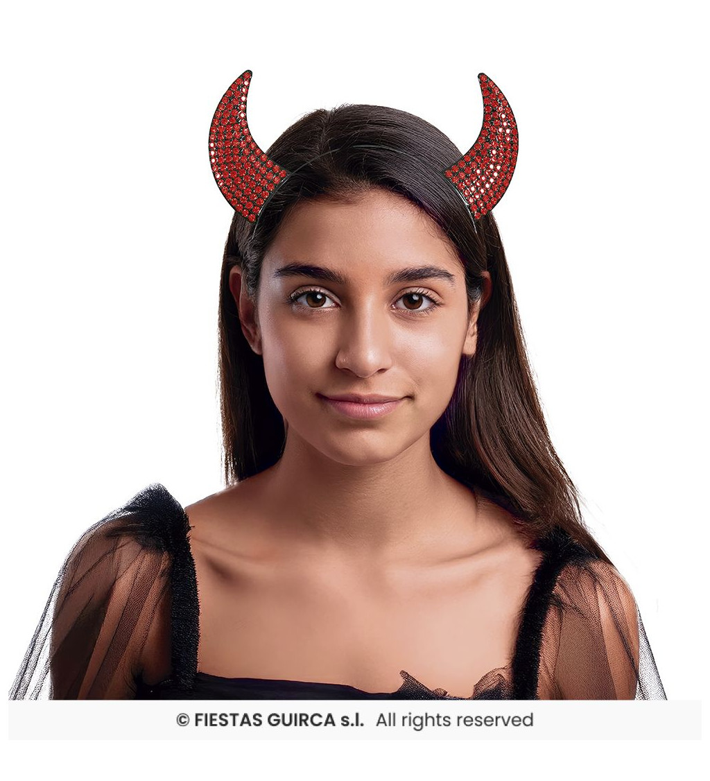 Čelenka s rohmi a červenými kamienkami.