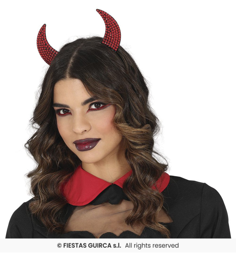 Čelenka s rohmi a červenými kamienkami.